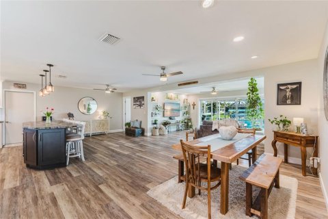 House in Cape Coral, Florida 3 bedrooms, 156.17 sq.m. № 2233154 - photo 8