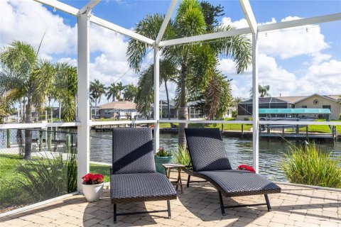 House in Cape Coral, Florida 3 bedrooms, 156.17 sq.m. № 2233154 - photo 25