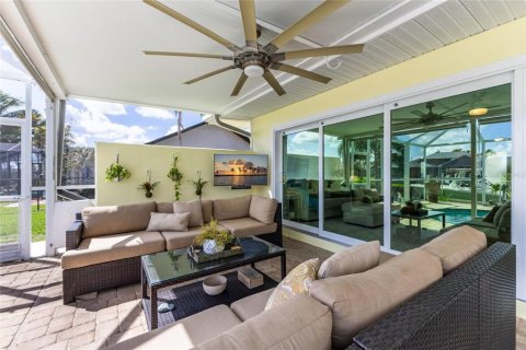 House in Cape Coral, Florida 3 bedrooms, 156.17 sq.m. № 2233154 - photo 21