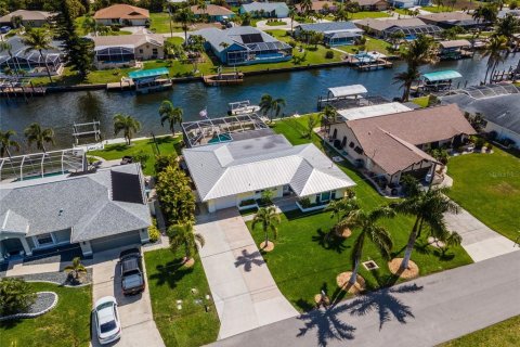 House in Cape Coral, Florida 3 bedrooms, 156.17 sq.m. № 2233154 - photo 5