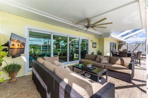 House in Cape Coral, Florida 3 bedrooms, 156.17 sq.m. № 2233154 - photo 20