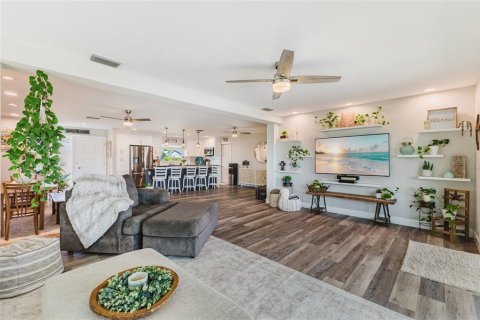 House in Cape Coral, Florida 3 bedrooms, 156.17 sq.m. № 2233154 - photo 17