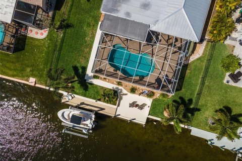 House in Cape Coral, Florida 3 bedrooms, 156.17 sq.m. № 2233154 - photo 26
