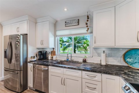 House in Cape Coral, Florida 3 bedrooms, 156.17 sq.m. № 2233154 - photo 15