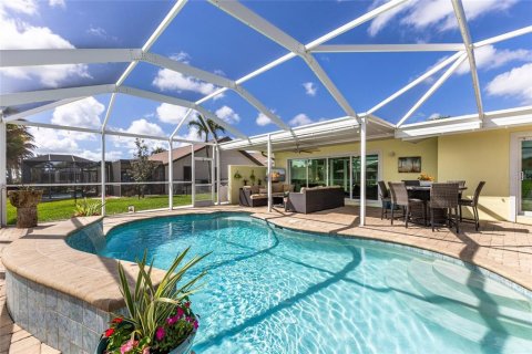 House in Cape Coral, Florida 3 bedrooms, 156.17 sq.m. № 2233154 - photo 27