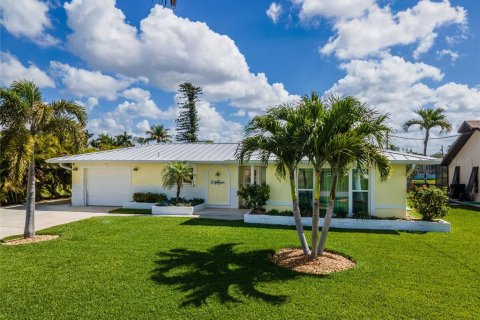 House in Cape Coral, Florida 3 bedrooms, 156.17 sq.m. № 2233154 - photo 3
