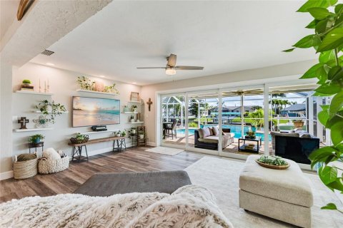 House in Cape Coral, Florida 3 bedrooms, 156.17 sq.m. № 2233154 - photo 18