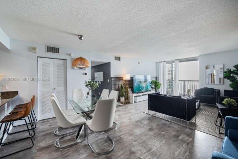 Condominio en venta en Miami, Florida, 3 dormitorios, 114.46 m2 № 2034757 - foto 15