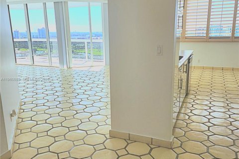 Condo in Aventura, Florida, 2 bedrooms in LANDMARK  № 2024029 - photo 11