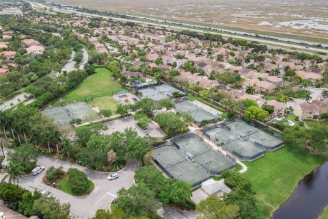 House in Coral Springs, Florida 3 bedrooms, 175.77 sq.m. № 1228584 - photo 1