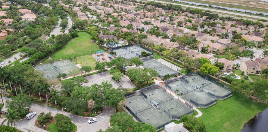 House in Coral Springs, Florida 3 bedrooms, 175.77 sq.m. № 1228584