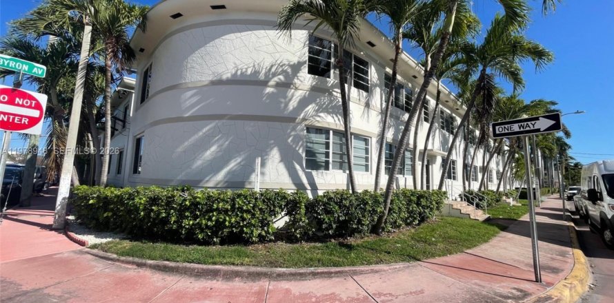 Condo in Miami Beach, Florida, 2 bedrooms  № 2046129