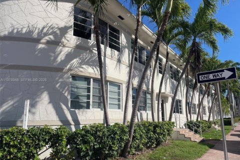 Condo in Miami Beach, Florida, 2 bedrooms  № 2046129 - photo 2