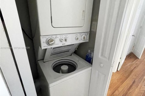 Condo in Miami Beach, Florida, 2 bedrooms  № 2046129 - photo 11