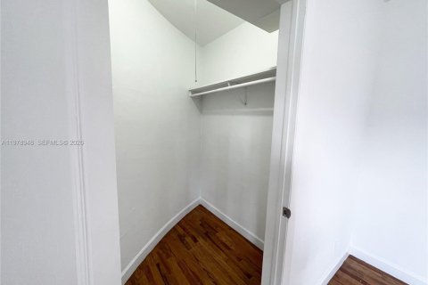 Condo in Miami Beach, Florida, 2 bedrooms  № 2046129 - photo 16