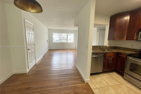 Condo in Miami Beach, Florida, 2 bedrooms  № 2046129 - photo 7