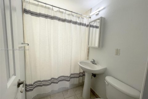 Condo in Miami Beach, Florida, 2 bedrooms  № 2046129 - photo 17