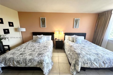 Купить кондоминиум в Санни-Айлс-Бич, Флорида 33.44м2, № 2007844 - фото 2