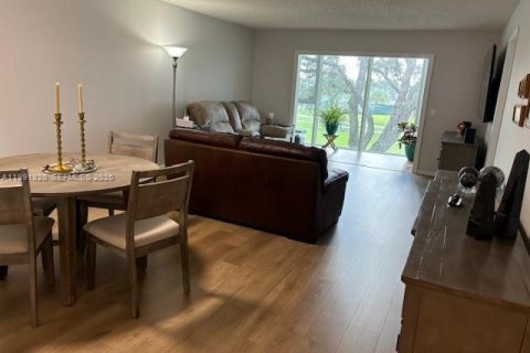Condominio en venta en Pembroke Pines, Florida, 2 dormitorios, 110.74 m2 № 2057029 - foto 5