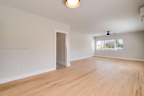 Apartamento en alquiler en Coral Gables, Florida, 1 dormitorio, 206.8 m2 № 1998547 - foto 4