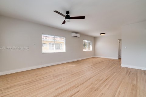 Apartamento en alquiler en Coral Gables, Florida, 1 dormitorio, 206.8 m2 № 1998547 - foto 3