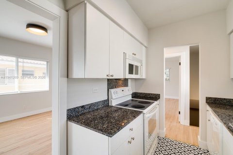 Apartamento en alquiler en Coral Gables, Florida, 1 dormitorio, 206.8 m2 № 1998547 - foto 7