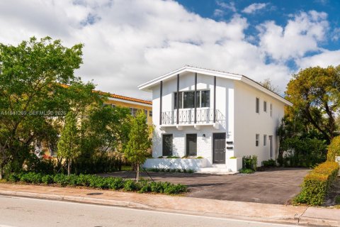 Apartamento en alquiler en Coral Gables, Florida, 1 dormitorio, 206.8 m2 № 1998547 - foto 13