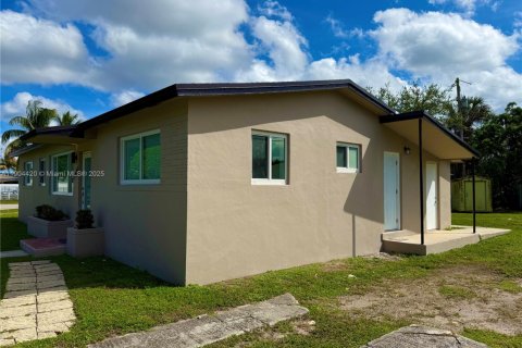 Villa ou maison à vendre à Miami Gardens, Floride: 4 chambres, 111.48 m2 № 1955431 - photo 2