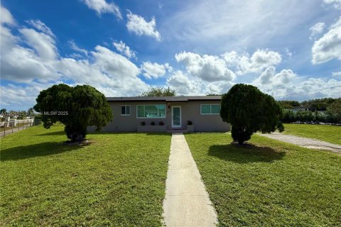 Villa ou maison à vendre à Miami Gardens, Floride: 4 chambres, 111.48 m2 № 1955431 - photo 1