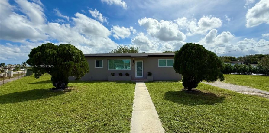 Villa ou maison à Miami Gardens, Floride 4 chambres, 111.48 m2 № 1955431
