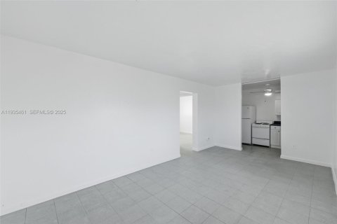 Casa en alquiler en Miami, Florida, 2 dormitorios, 74.32 m2 № 1993680 - foto 4
