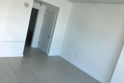 Condo in Miami, Florida, 1 bedroom  № 1889749 - photo 15