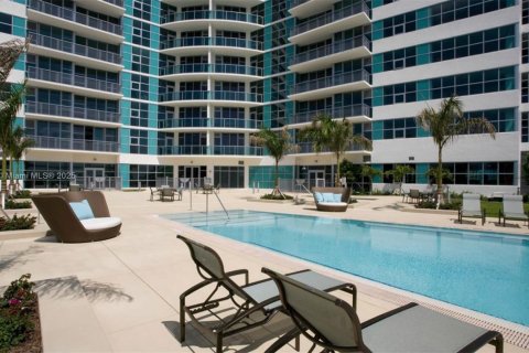 Condo in Miami, Florida, 1 bedroom  № 1889749 - photo 2