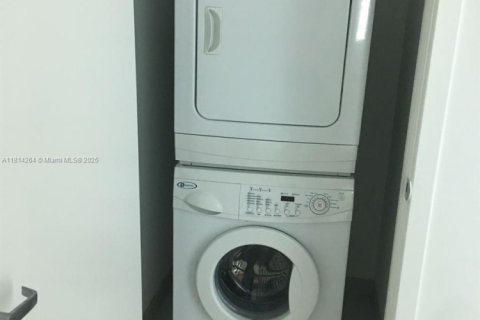 Condo in Miami, Florida, 1 bedroom  № 1889749 - photo 14
