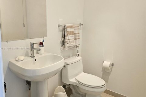 Condo in Miami, Florida, 1 bedroom  № 1889749 - photo 10
