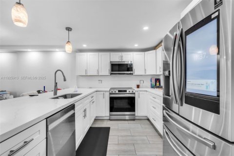 Condo in Dania Beach, Florida, 2 bedrooms  № 1991971 - photo 7