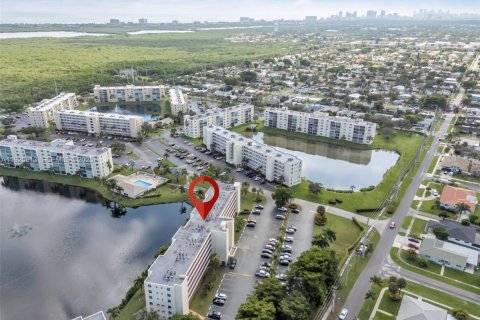 Condo in Dania Beach, Florida, 2 bedrooms  № 1991971 - photo 27