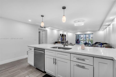 Condo in Dania Beach, Florida, 2 bedrooms  № 1991971 - photo 9