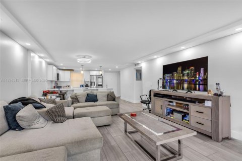 Condo in Dania Beach, Florida, 2 bedrooms  № 1991971 - photo 4