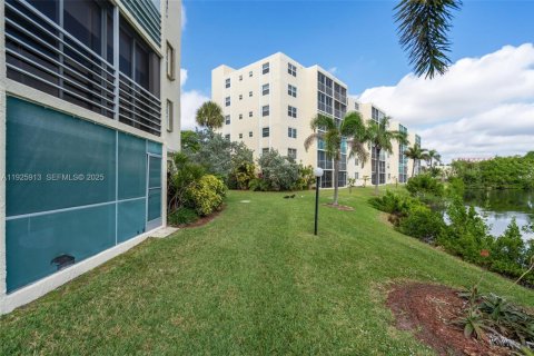 Condo in Dania Beach, Florida, 2 bedrooms  № 1991971 - photo 21