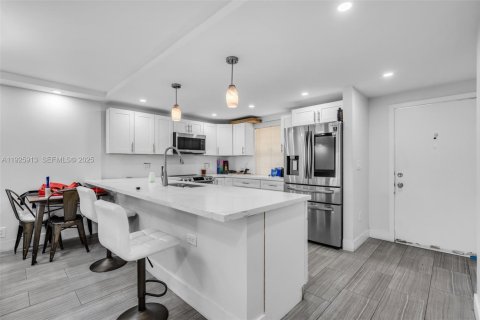 Condo in Dania Beach, Florida, 2 bedrooms  № 1991971 - photo 8