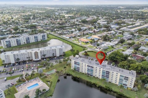 Condo in Dania Beach, Florida, 2 bedrooms  № 1991971 - photo 26