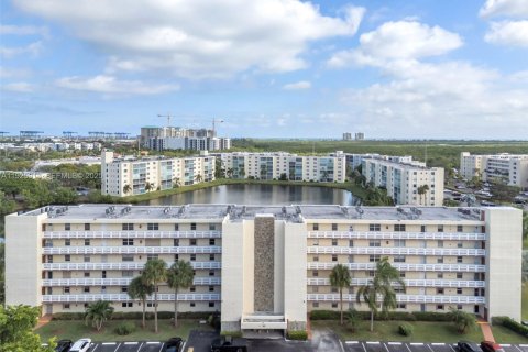 Condo in Dania Beach, Florida, 2 bedrooms  № 1991971 - photo 1