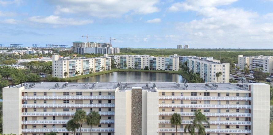 Condo in Dania Beach, Florida, 2 bedrooms  № 1991971