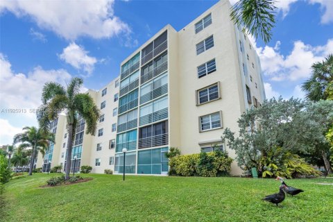 Condo in Dania Beach, Florida, 2 bedrooms  № 1991971 - photo 20