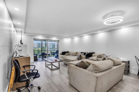 Condo in Dania Beach, Florida, 2 bedrooms  № 1991971 - photo 2