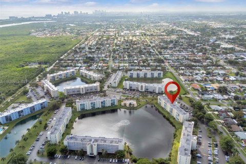 Condo in Dania Beach, Florida, 2 bedrooms  № 1991971 - photo 29