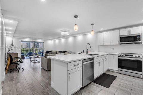 Condo in Dania Beach, Florida, 2 bedrooms  № 1991971 - photo 6
