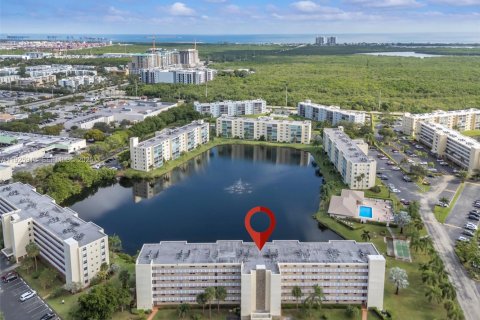 Condo in Dania Beach, Florida, 2 bedrooms  № 1991971 - photo 23