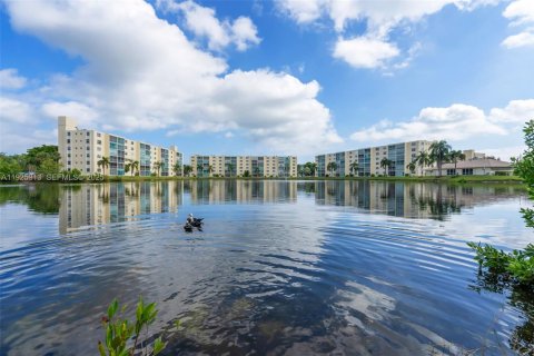 Condo in Dania Beach, Florida, 2 bedrooms  № 1991971 - photo 22